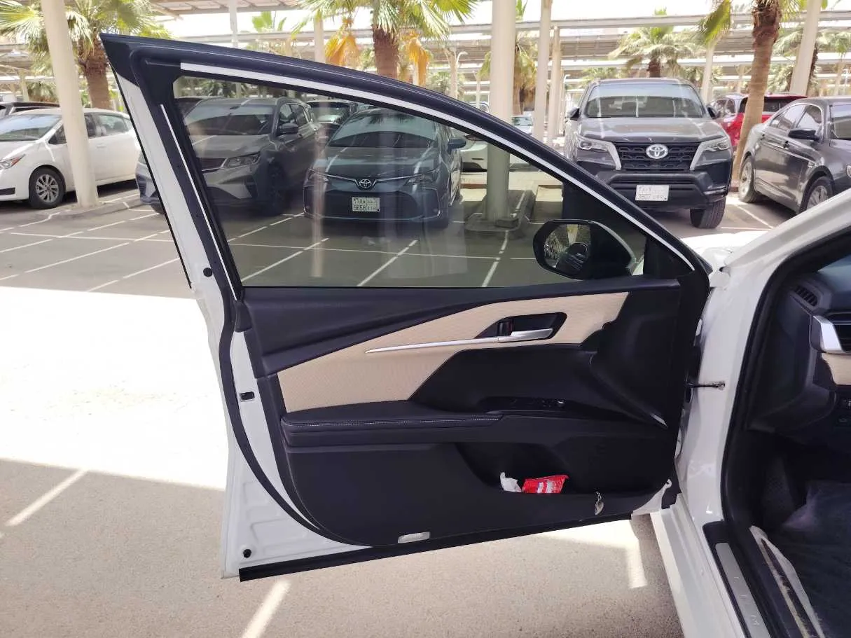 Car image 11