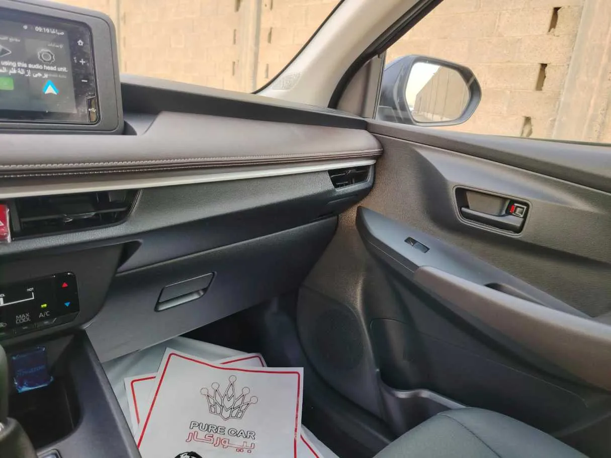 Car image 30