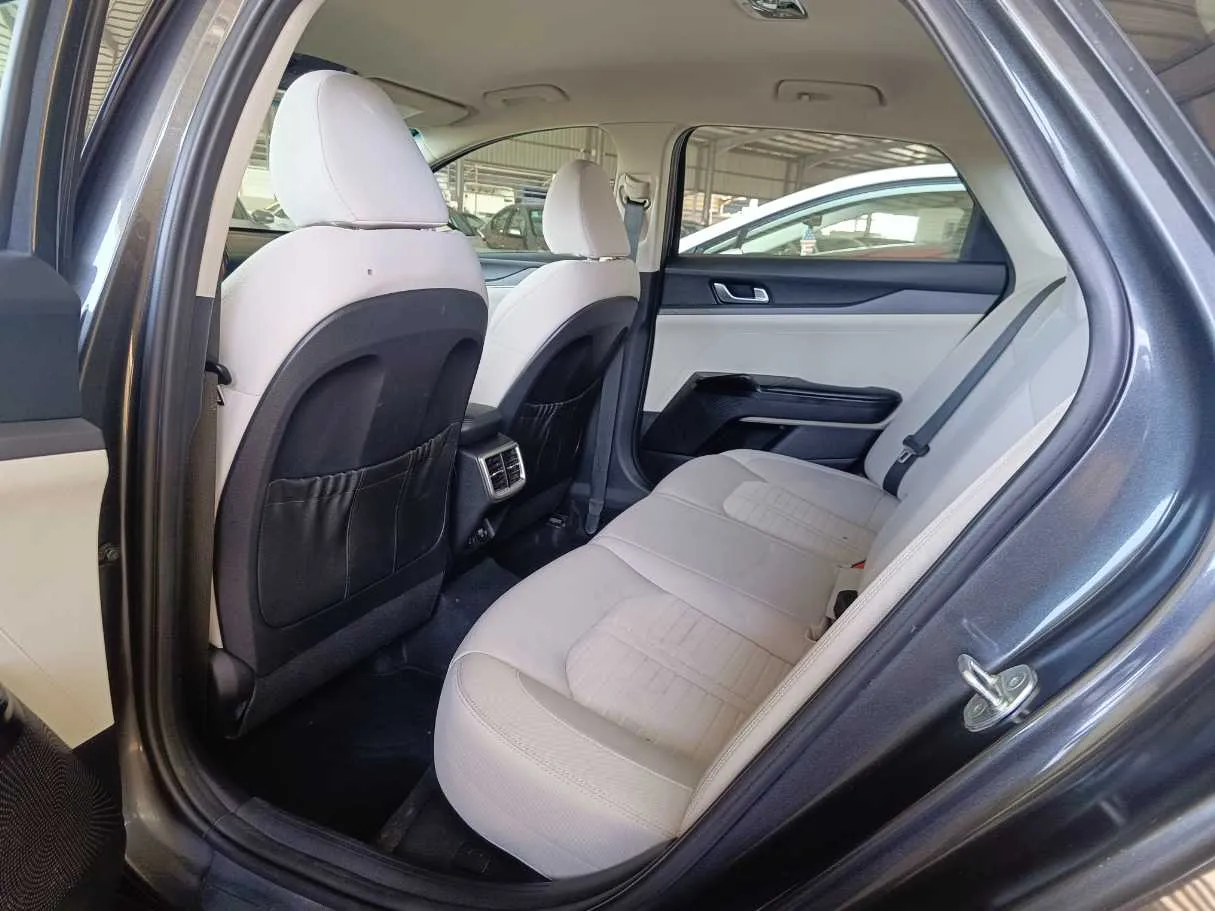 Car image 19