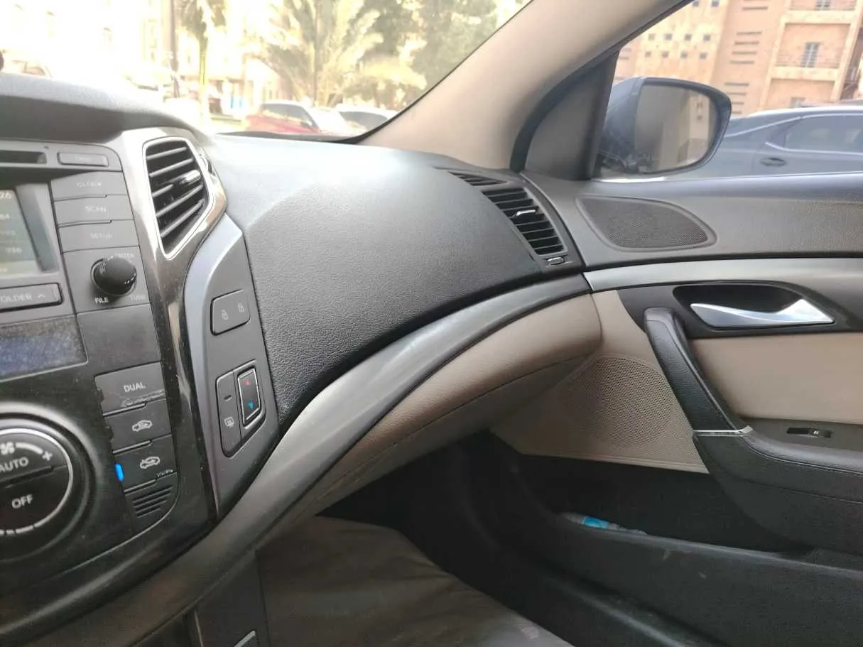 Car image 25