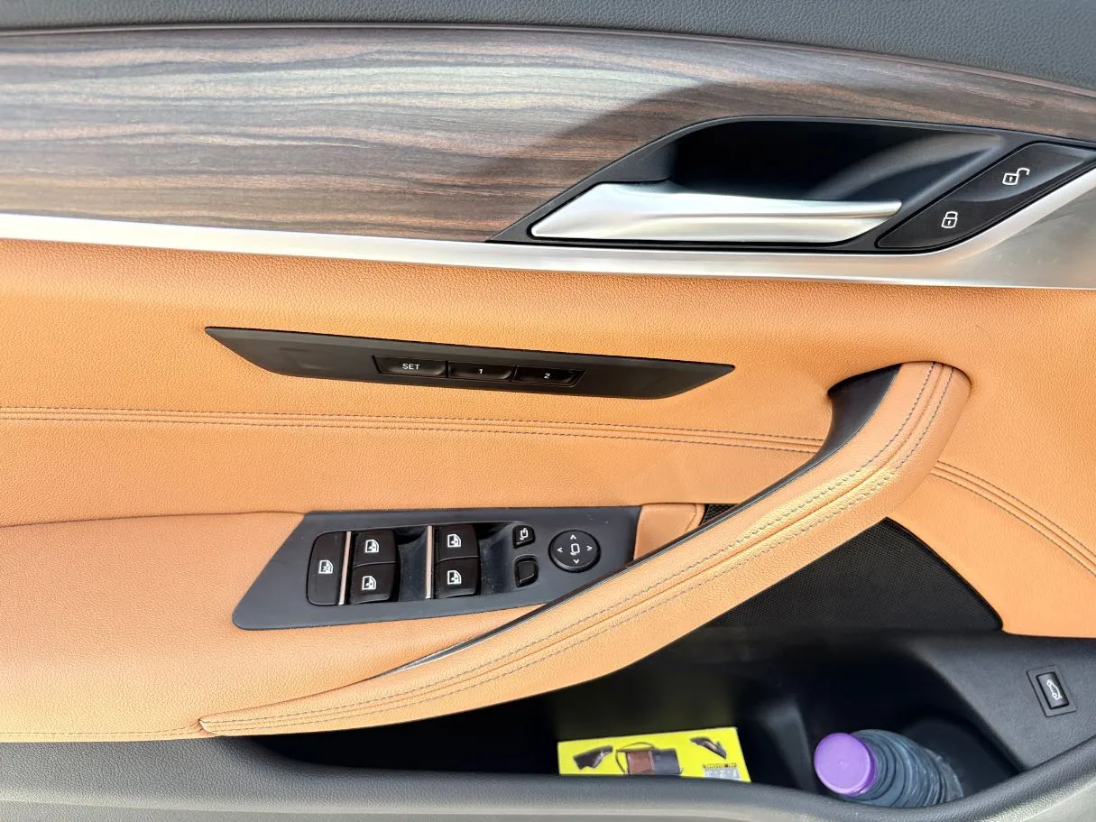 Car image 27