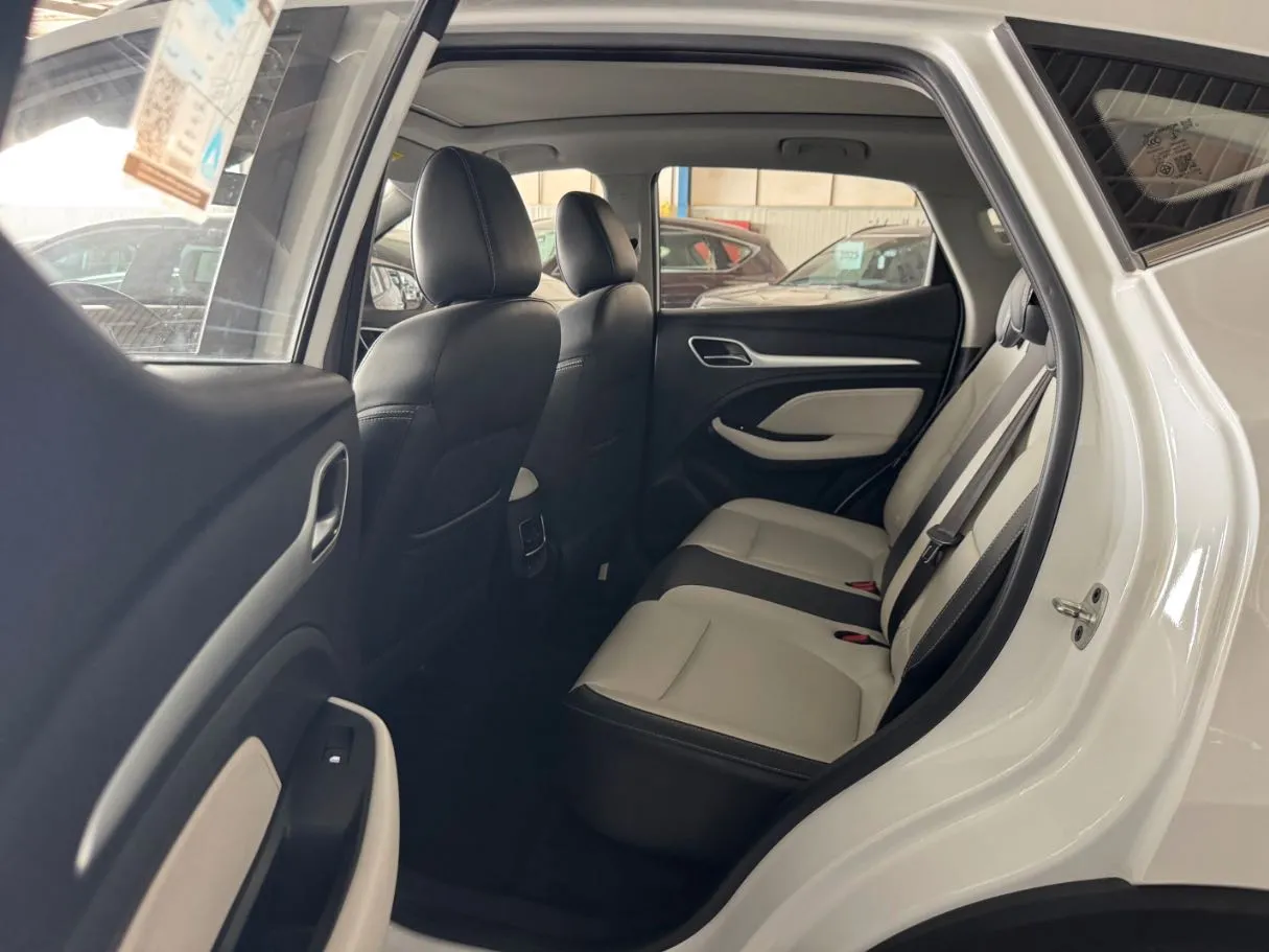 Car image 14