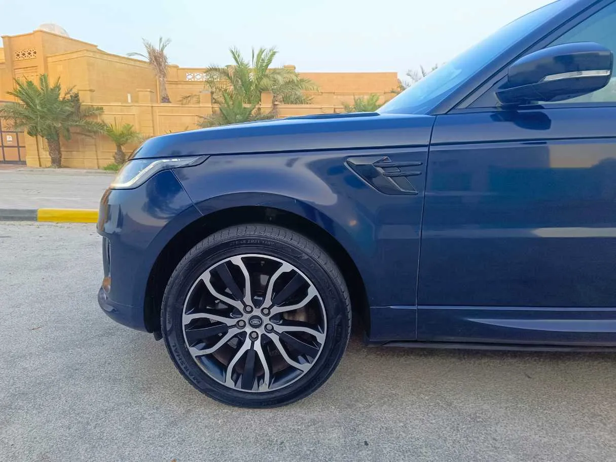 Car image 9