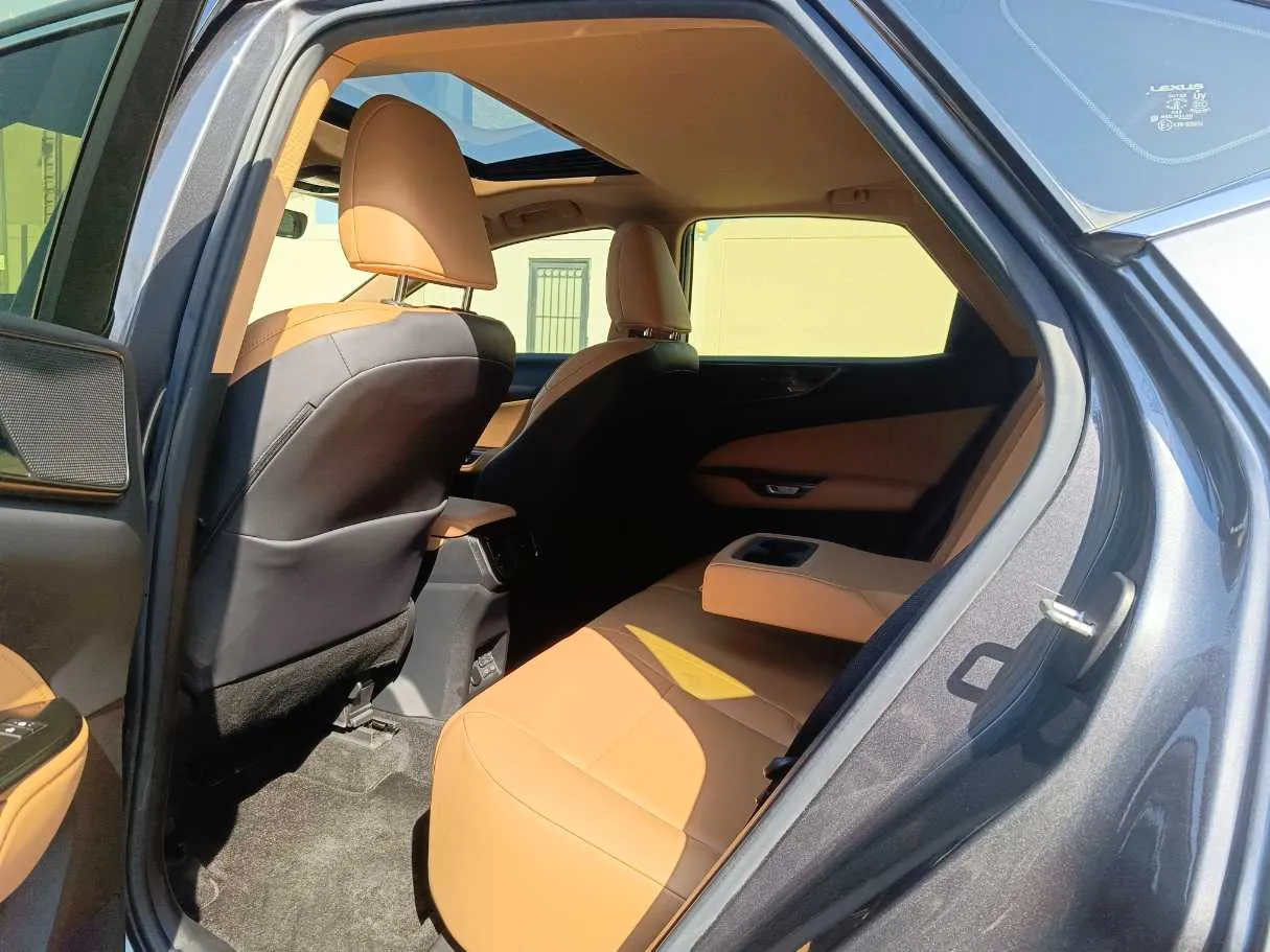 Car image 19