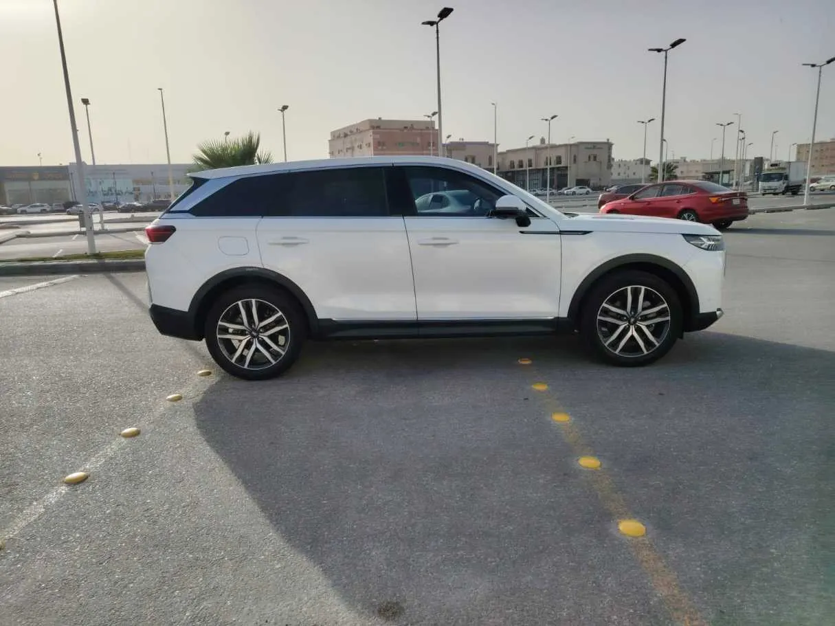 Car image 4