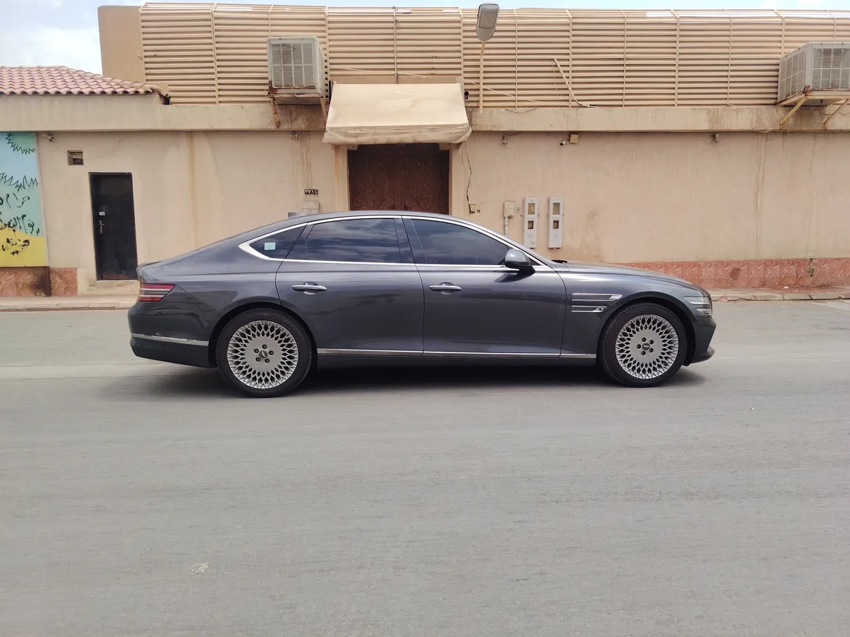Car image 4