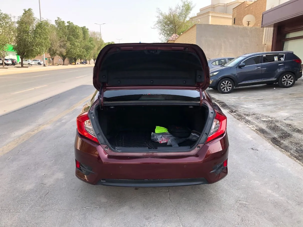 Car image 18