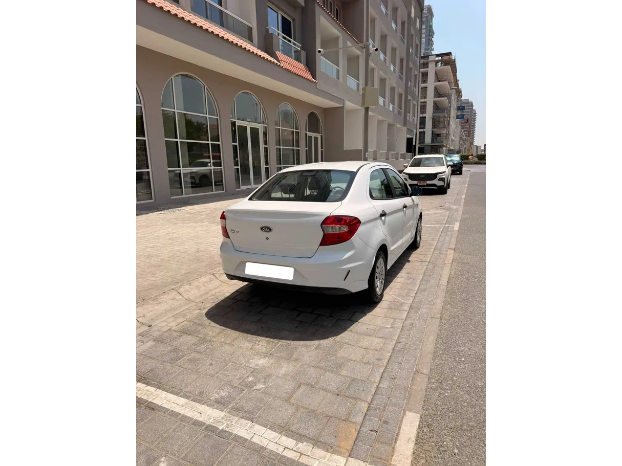 Car image 4