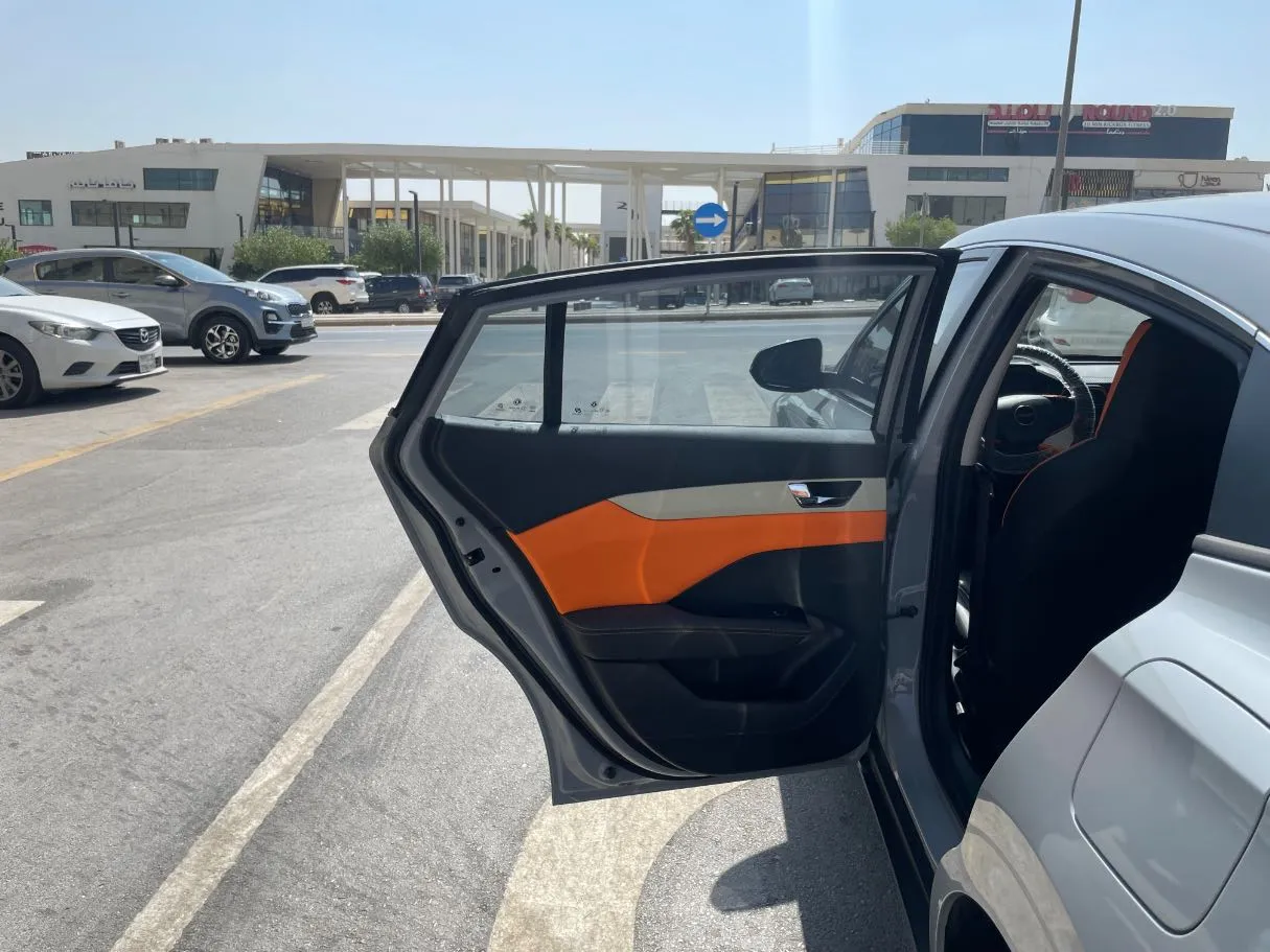 Car image 14