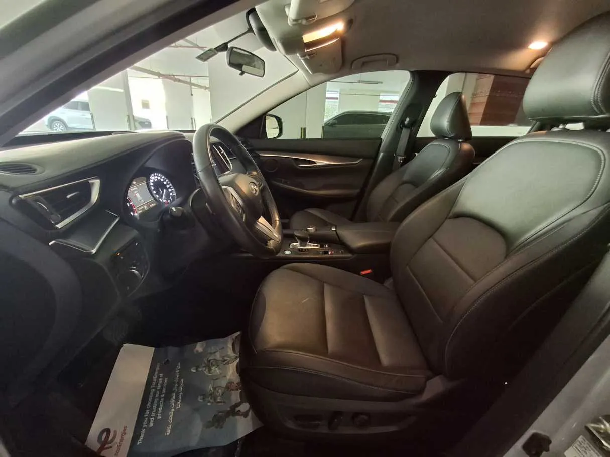 Car image 12