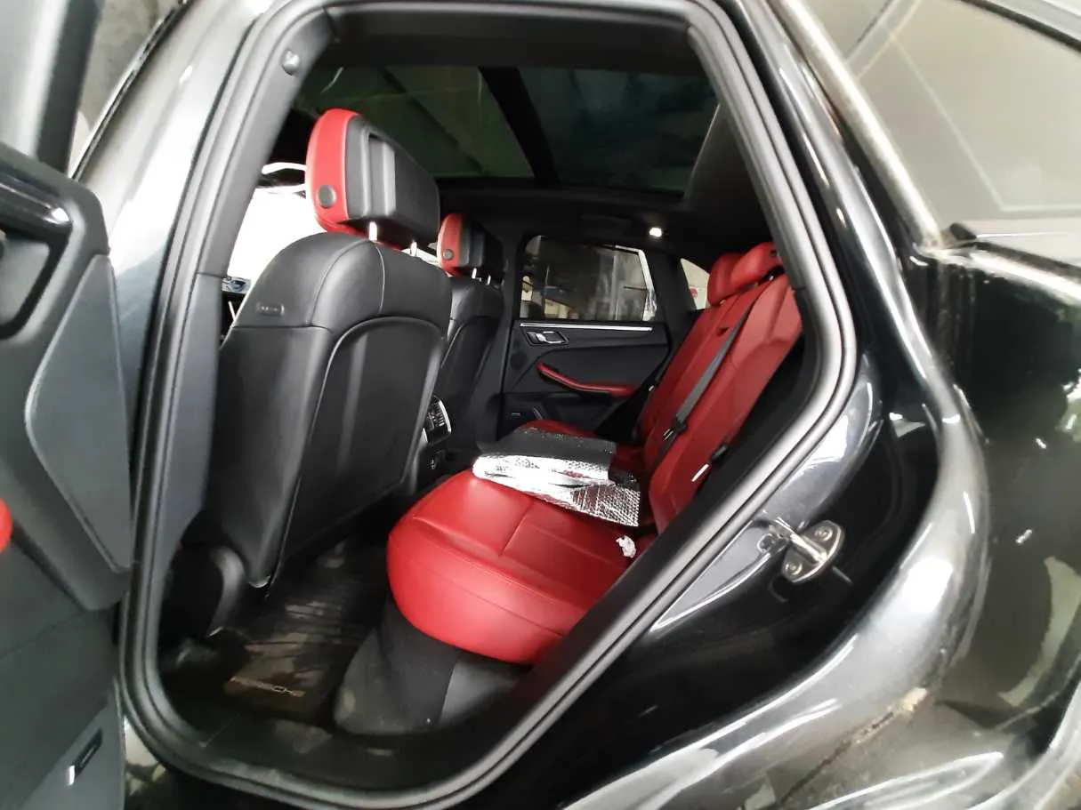 Car image 13