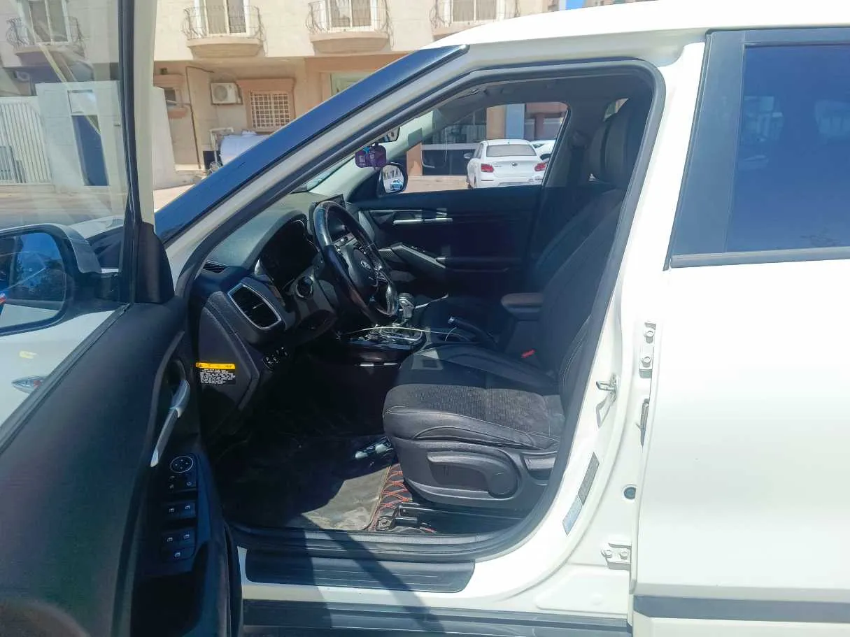 Car image 13