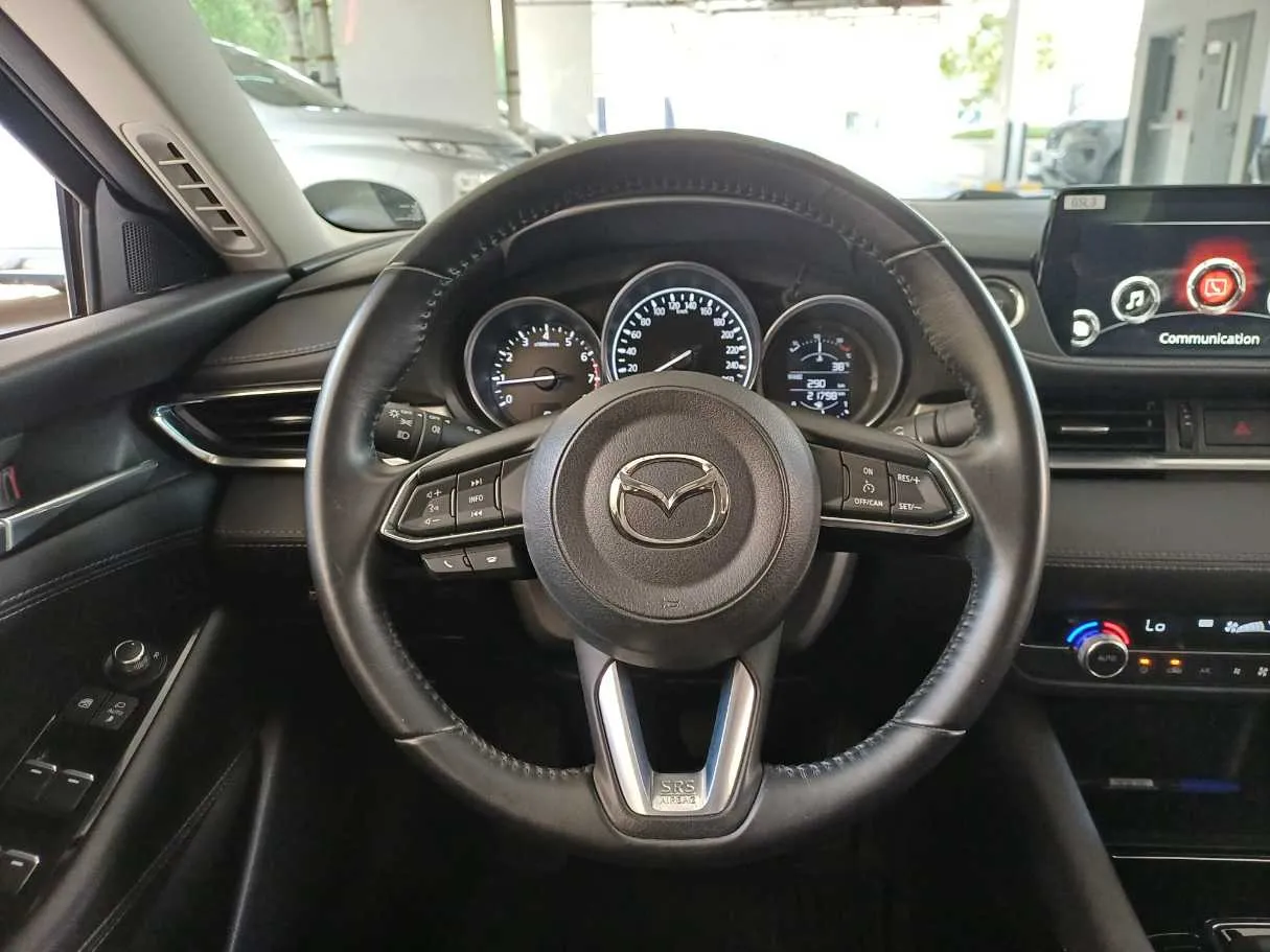 Car image 18