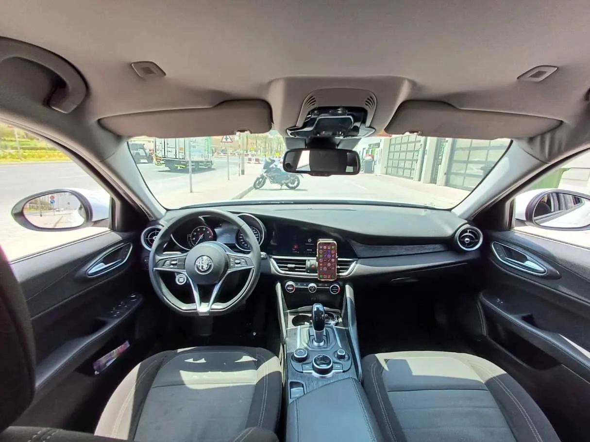 Car image 14