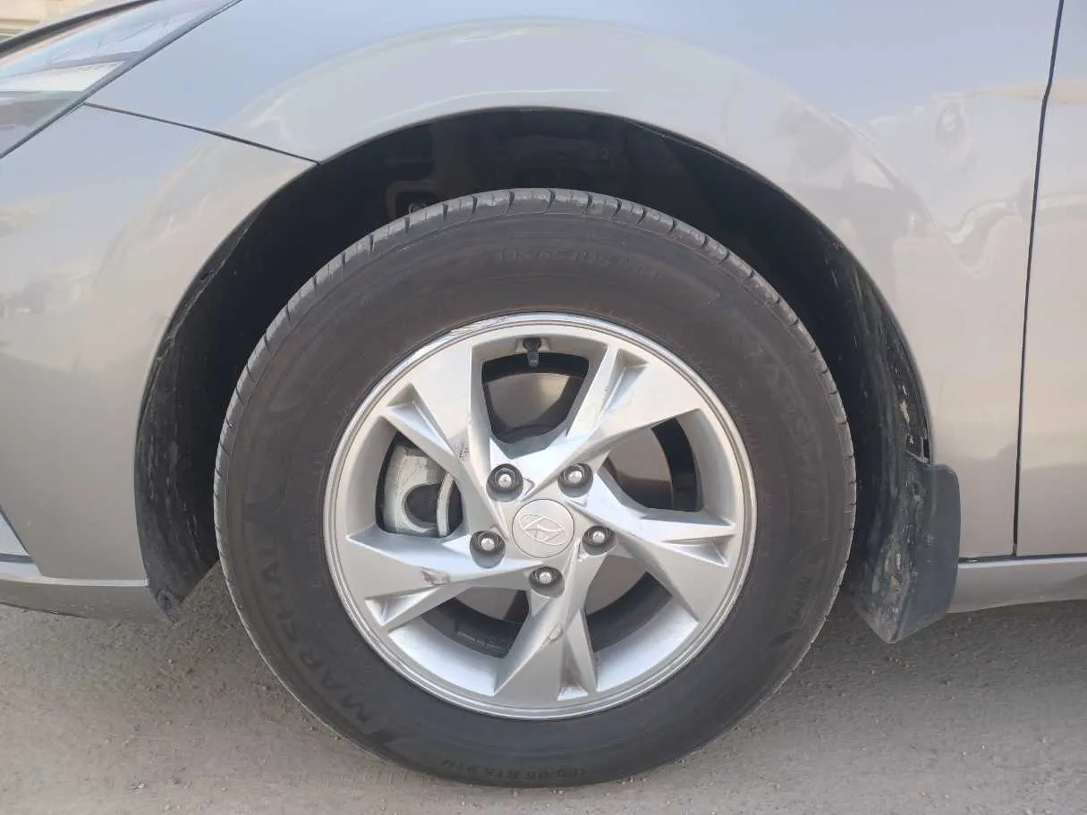 Car image 9
