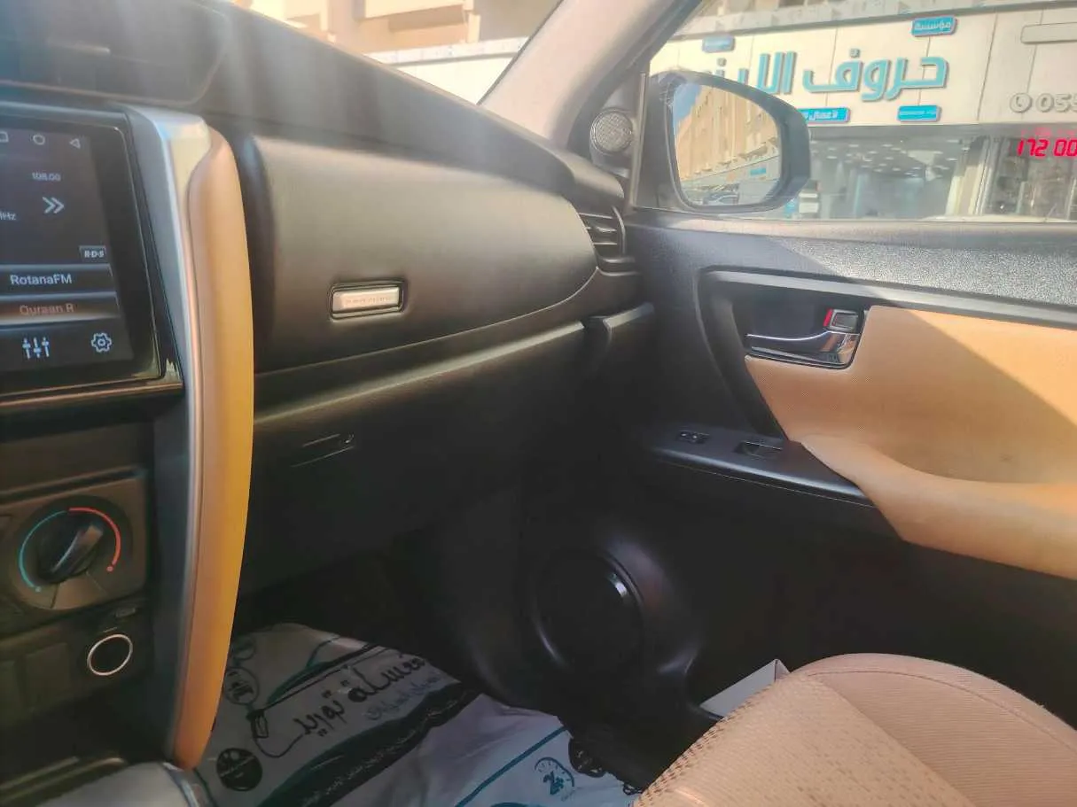Car image 32
