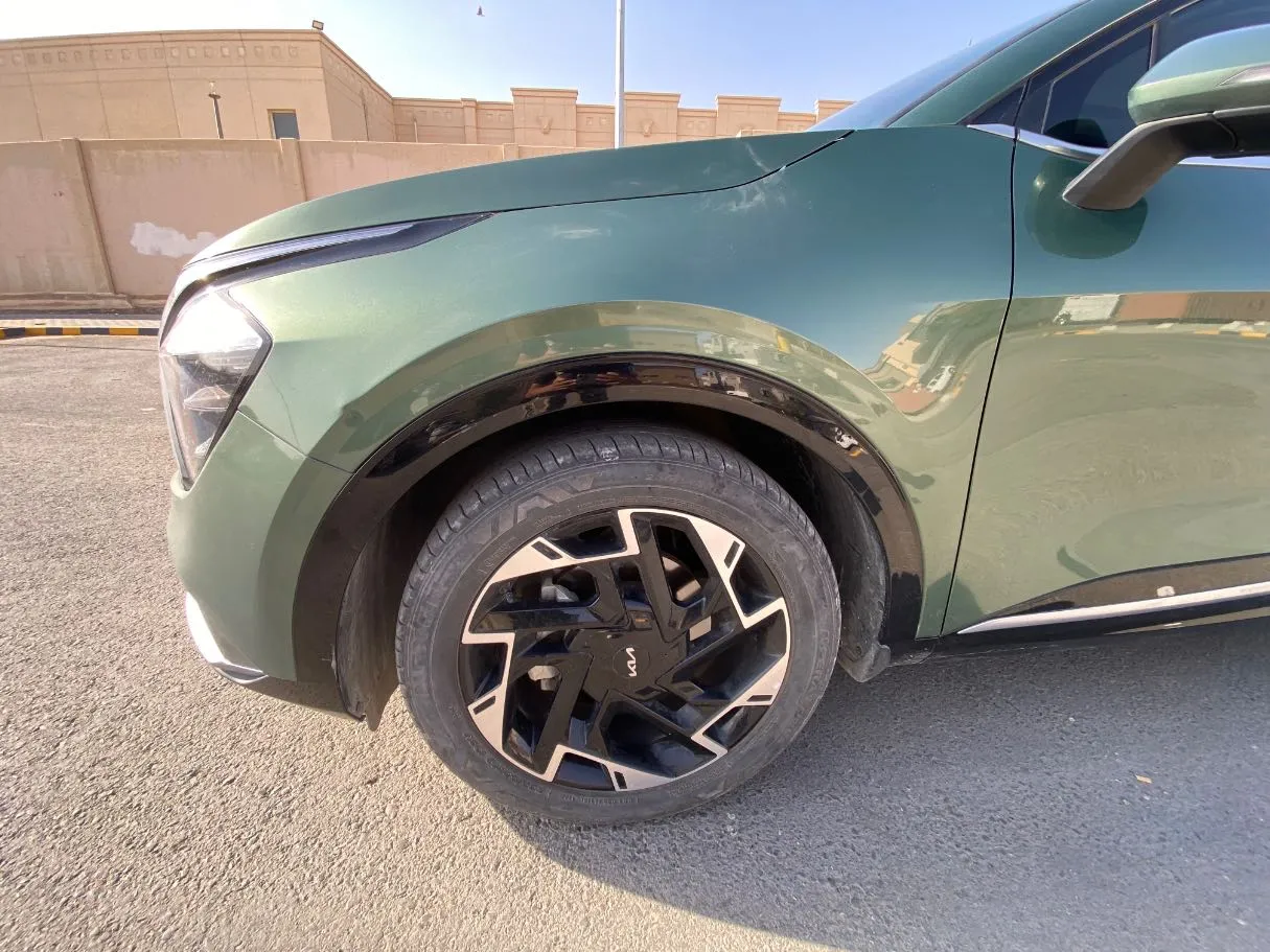 Car image 9