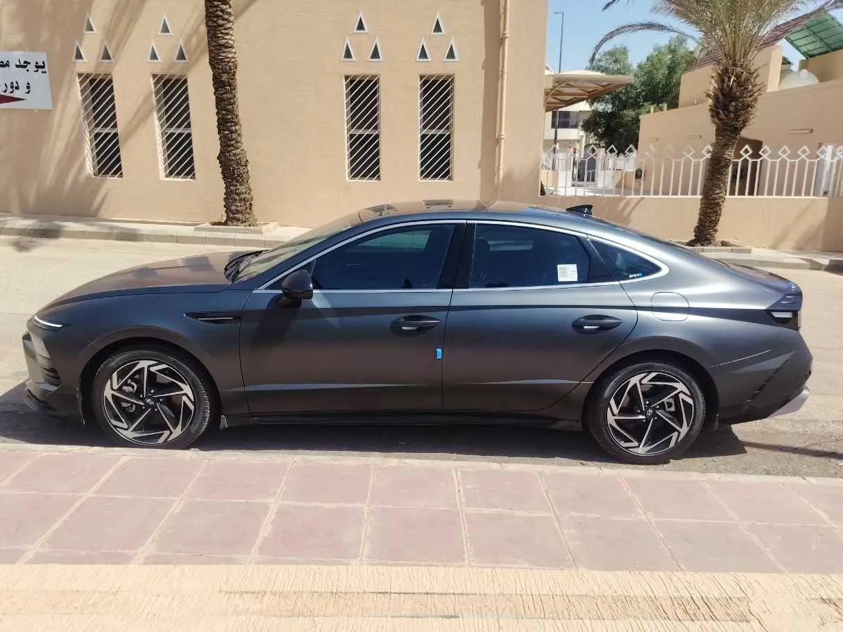 Car image 8