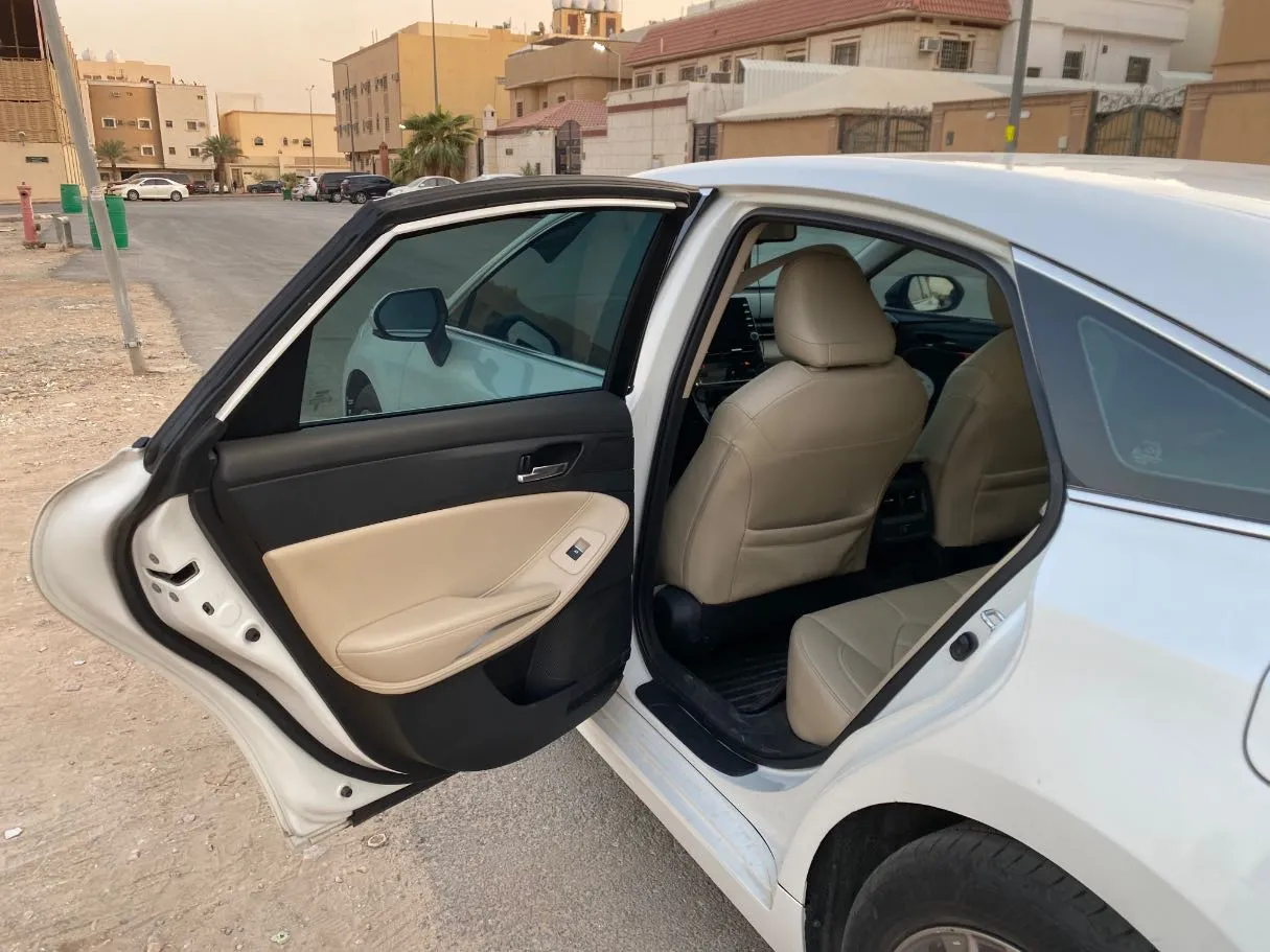 Car image 12