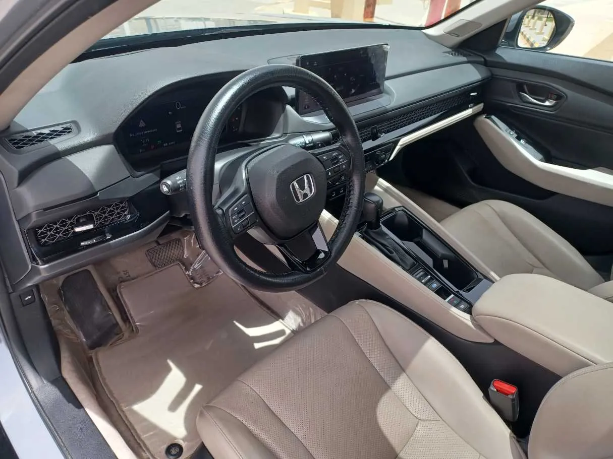 Car image 13