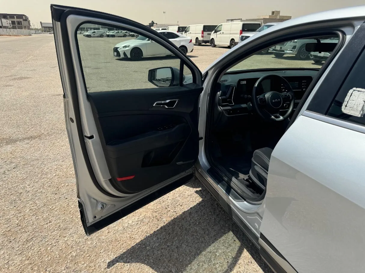 Car image 10