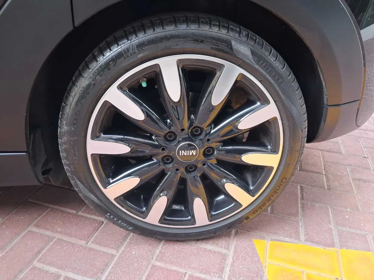 Car image 9
