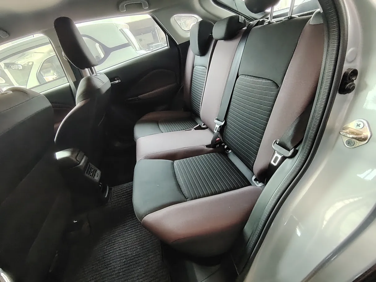 Car image 19