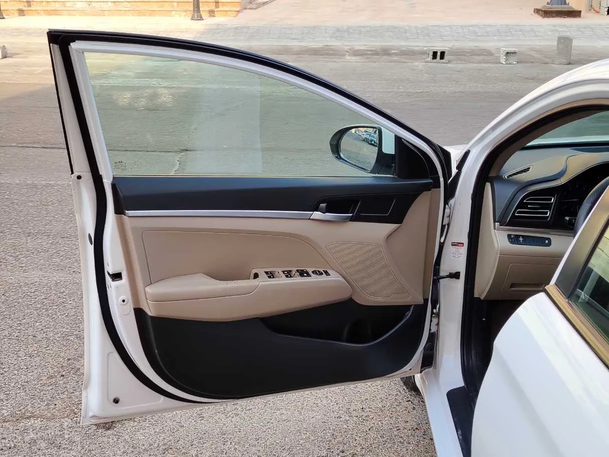 Car image 11