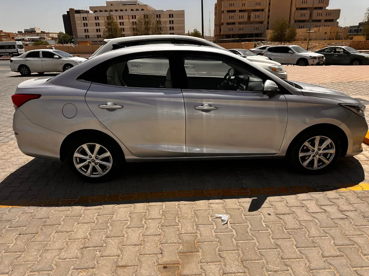 Car image 4