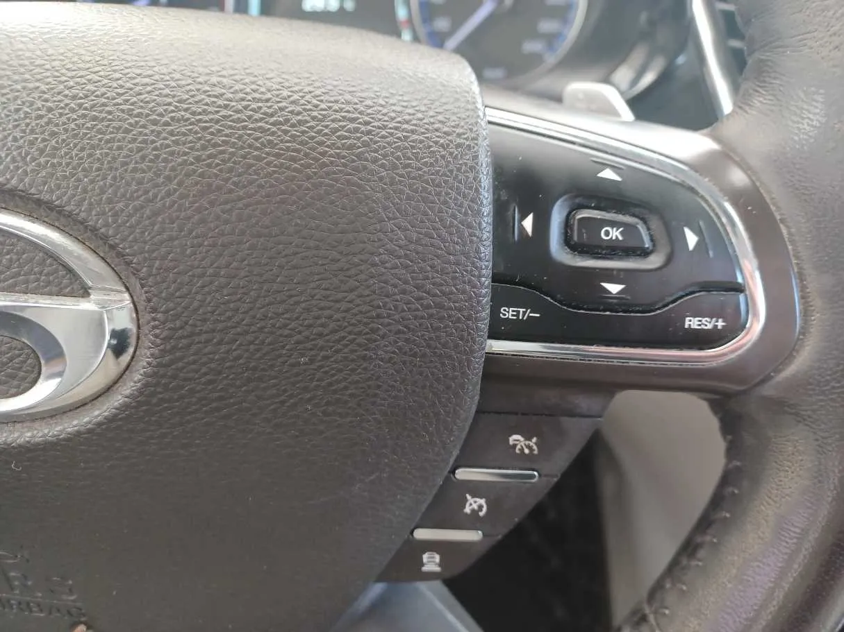 Car image 24