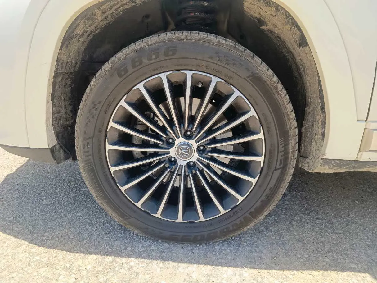 Car image 11