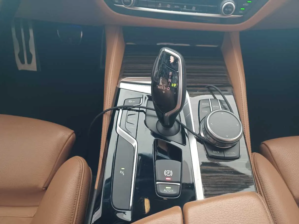 Car image 14