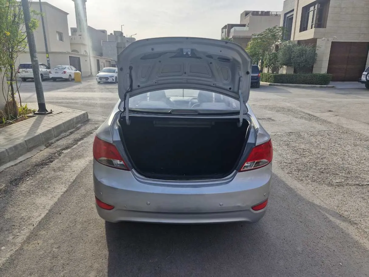 Car image 18