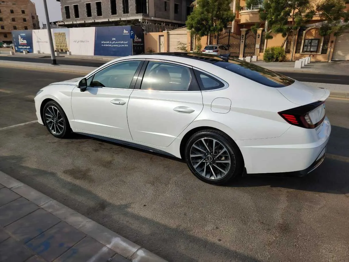 Car image 8
