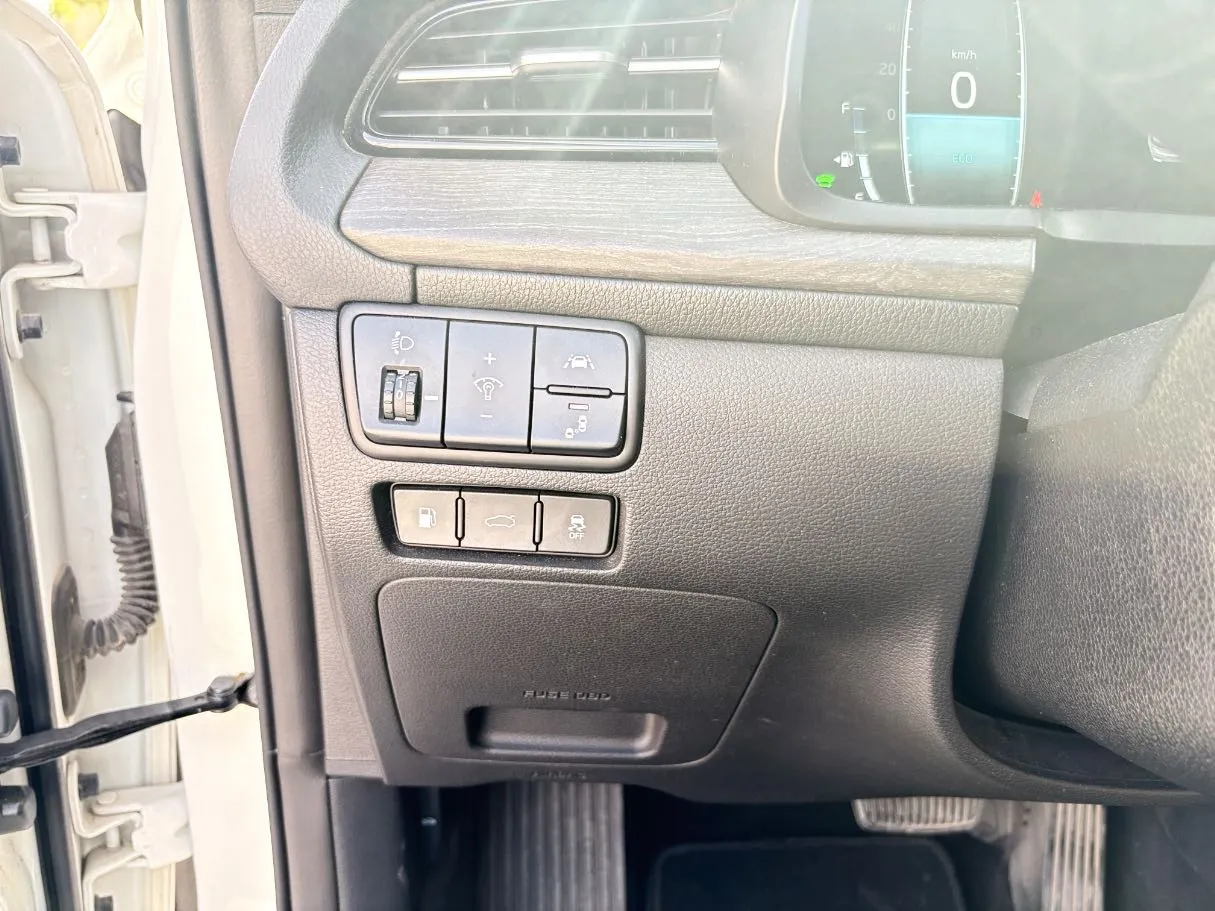 Car image 26