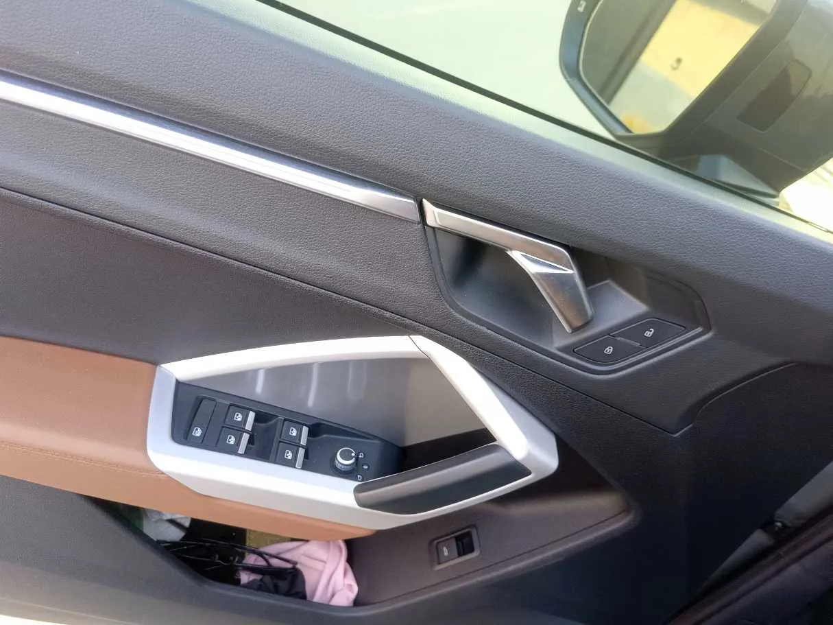 Car image 30