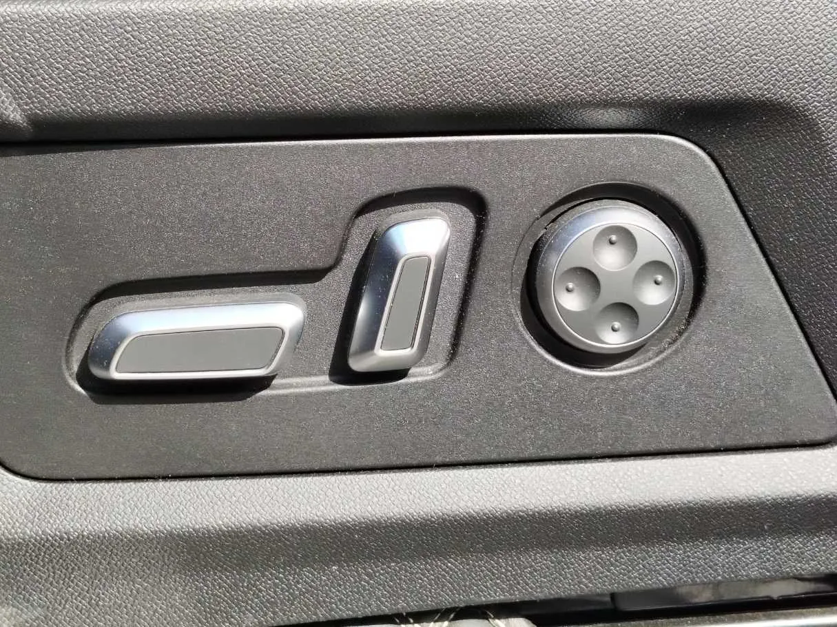 Car image 29