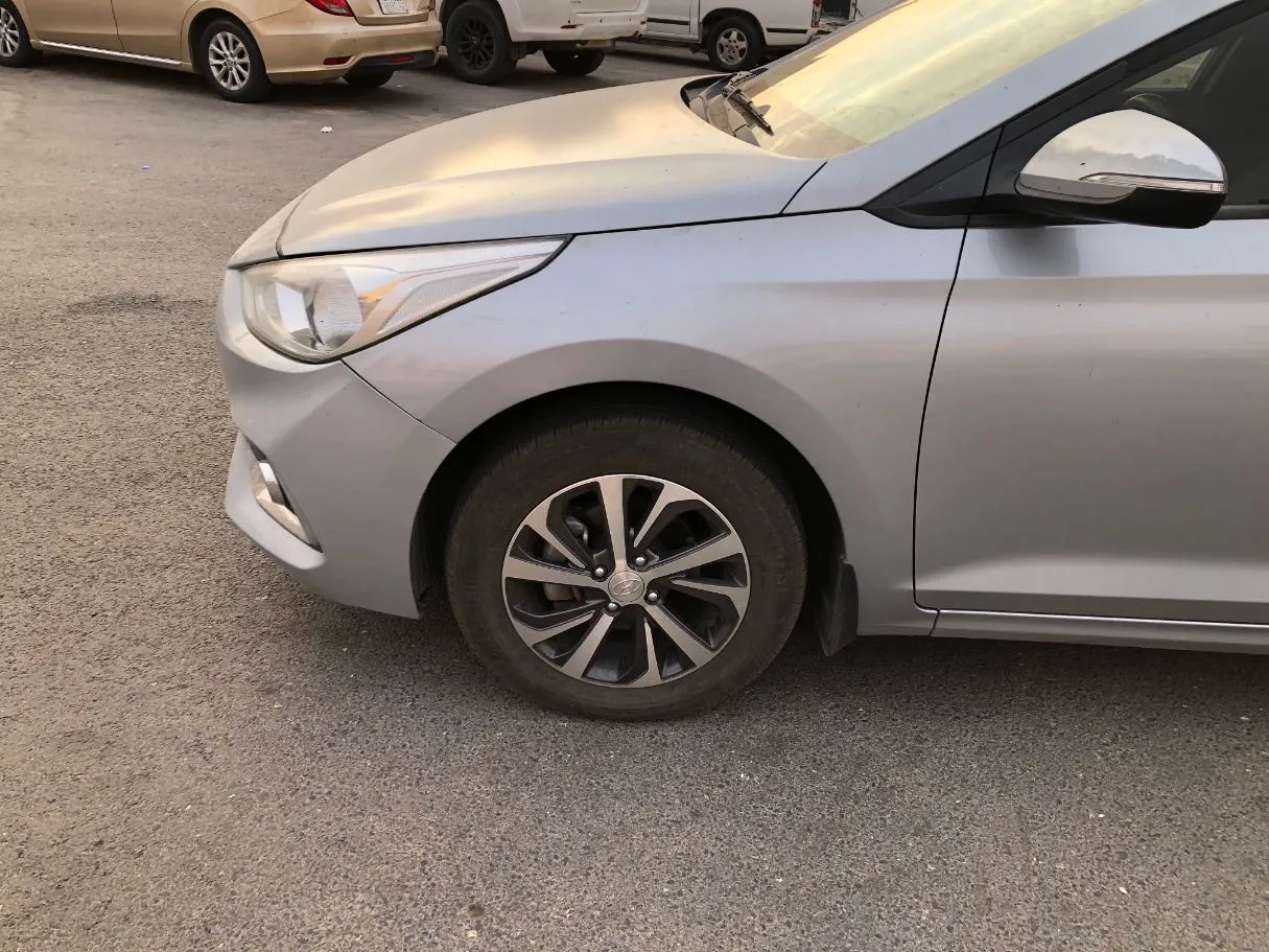Car image 9