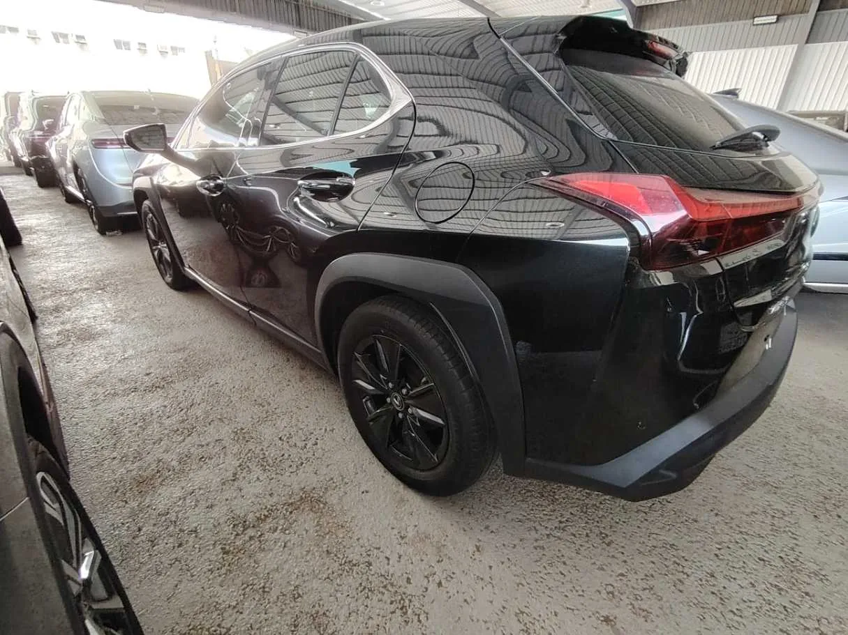 Car image 8