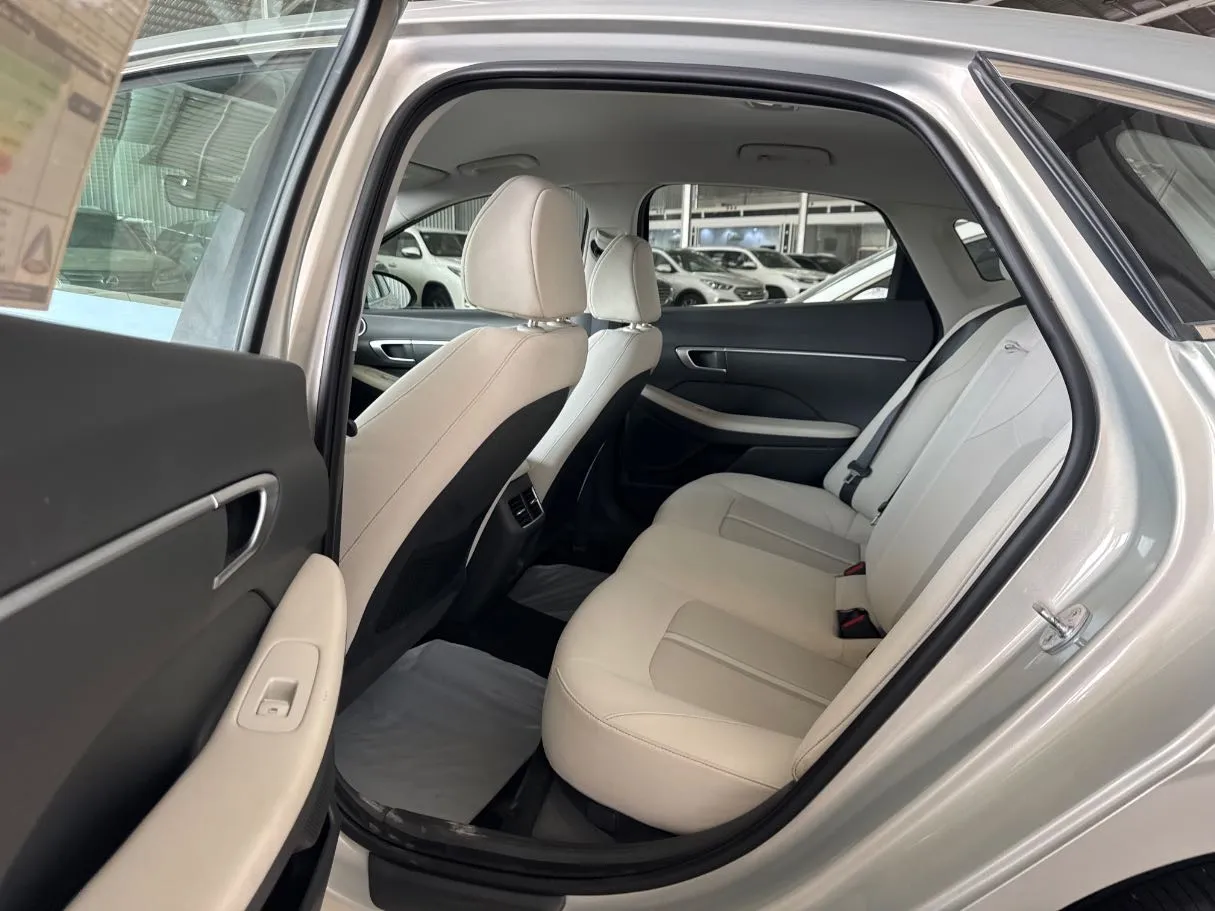 Car image 16