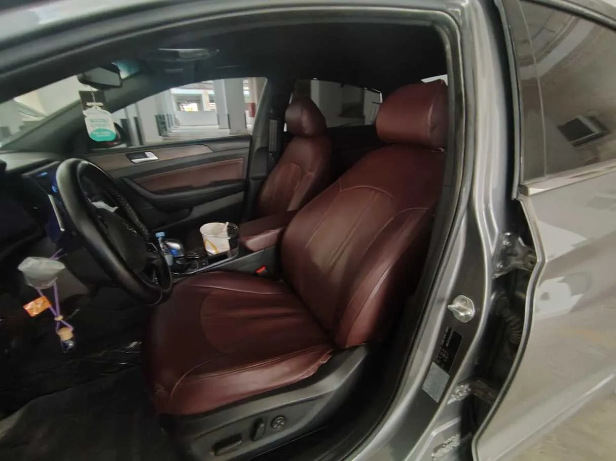 Car image 10