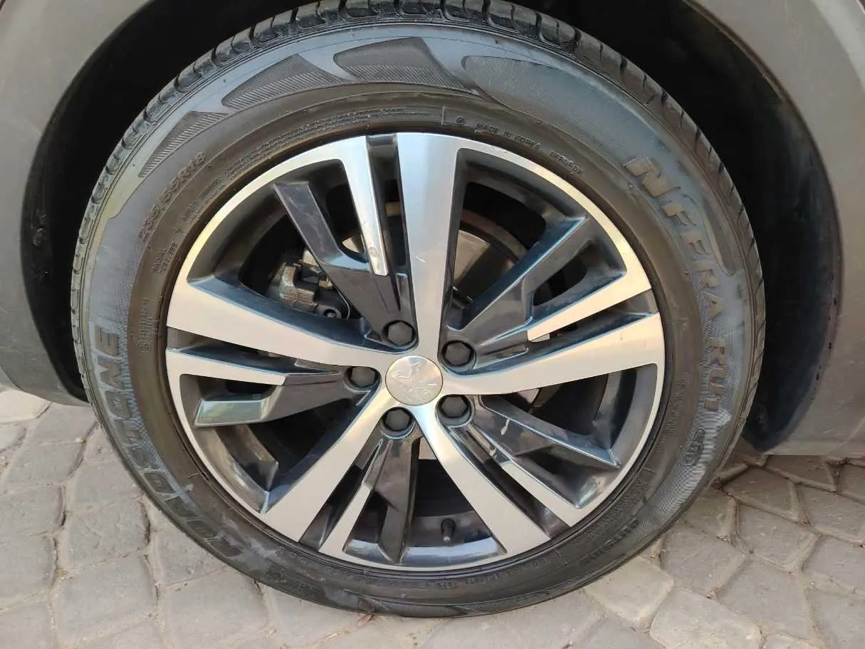 Car image 10