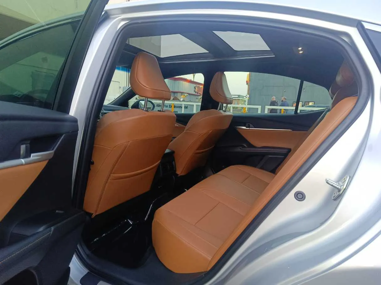 Car image 18