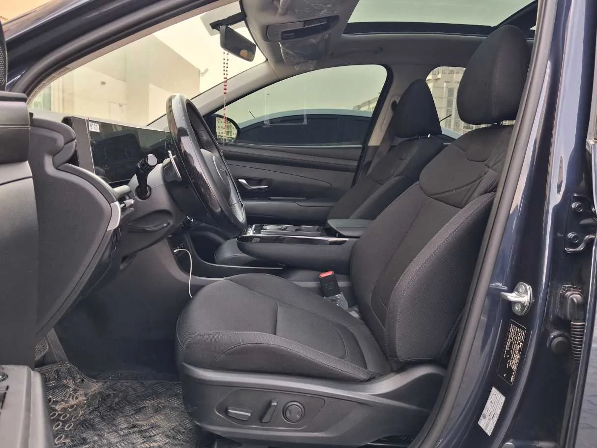 Car image 12
