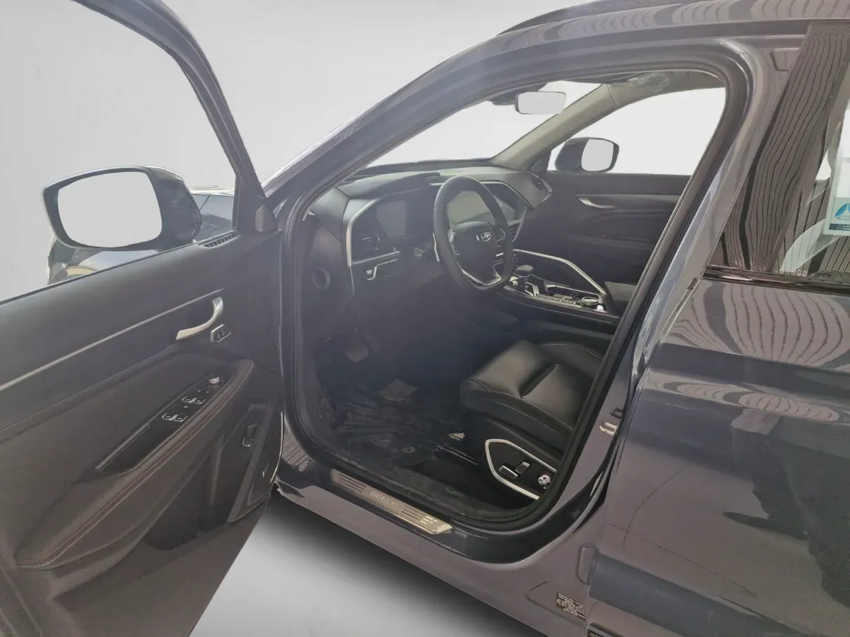 Car image 4