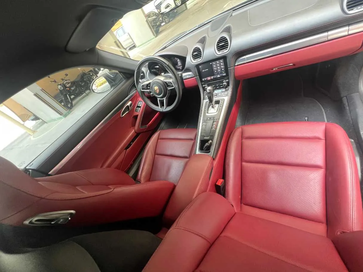 Car image 11