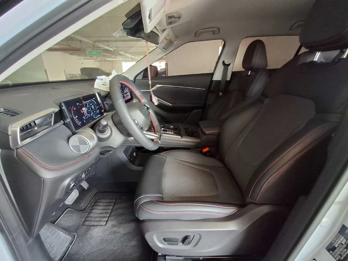 Car image 12