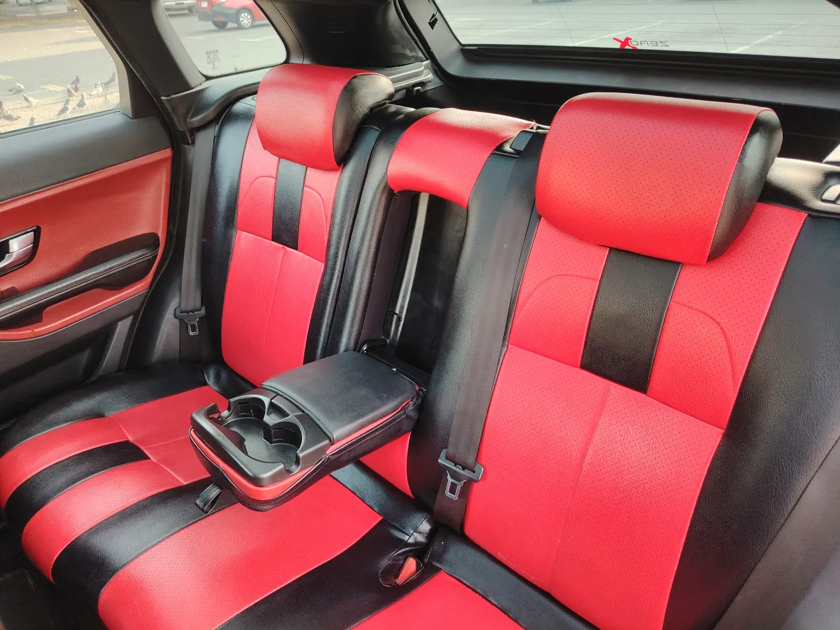 Car image 16