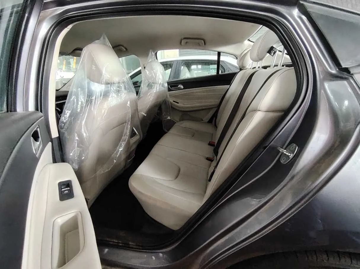 Car image 15