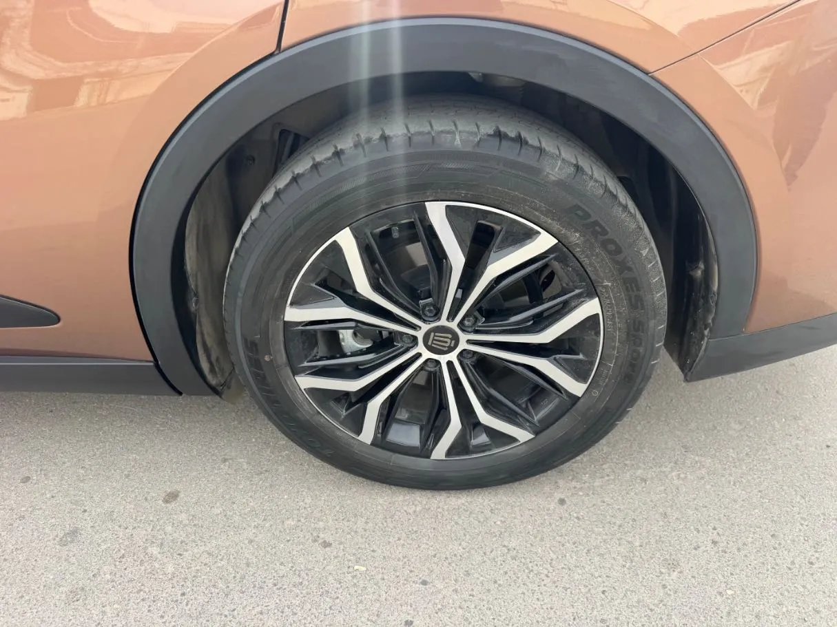 Car image 9